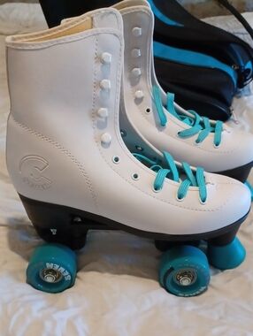 C7 Skates Sz 6 (Mens) White / Aqua. 3 Section Carrier Included!